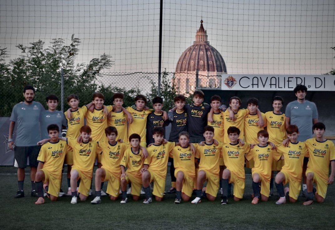 La squadra della Petriana al Campo Pio XI con la Cupola di San Pietro sullo sfondo