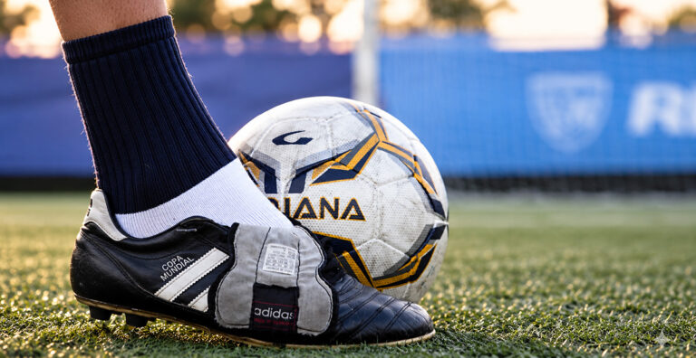 Pallone Petriana e scarpa da calcio sul campo